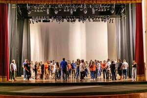 El Teatro Municipal abrirá sus puertas con personajes que cuentan su historia   - Cultura - ABC Color
