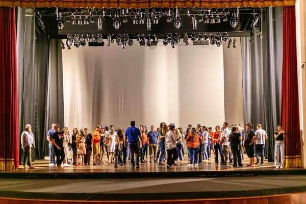 El Teatro Municipal abrirá sus puertas con personajes que cuentan su historia - Cultura - ABC Color