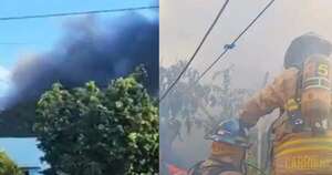 La Nación / Bomberos luchan por controlar incendio en un taller mecánico de Asunción