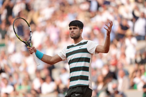 Versus / Alcaraz retiene la corona en Roland Garros en una final épica ante Sinner