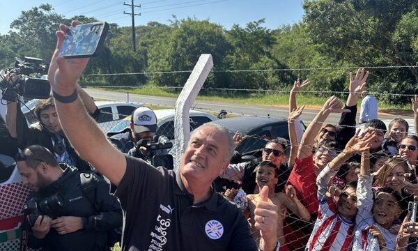(VIDEO) ¡Tipazo! Alfaro se acercó a la gente a saludar y a tomarse unas selfies