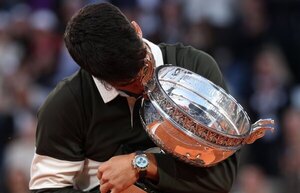 Versus / Alcaraz retiene la corona en Roland Garros en una final épica ante Sinner