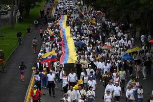 La marcha en Bogotá unió a ciudadanos en protesta por la violencia y apoyo a Miguel Uribe - Mundo - ABC Color