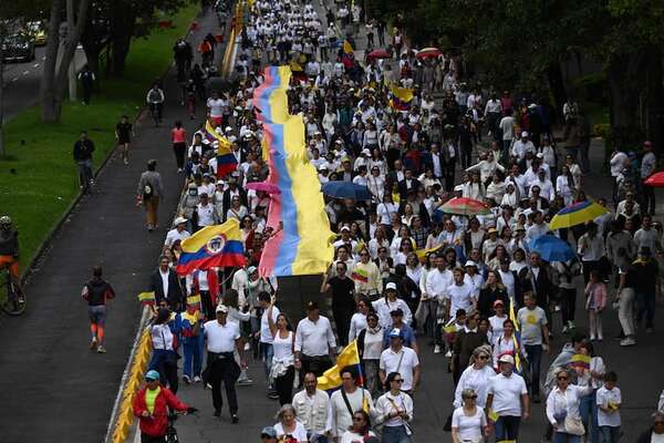 La marcha en Bogotá unió a ciudadanos en protesta por la violencia y apoyo a Miguel Uribe - Mundo - ABC Color