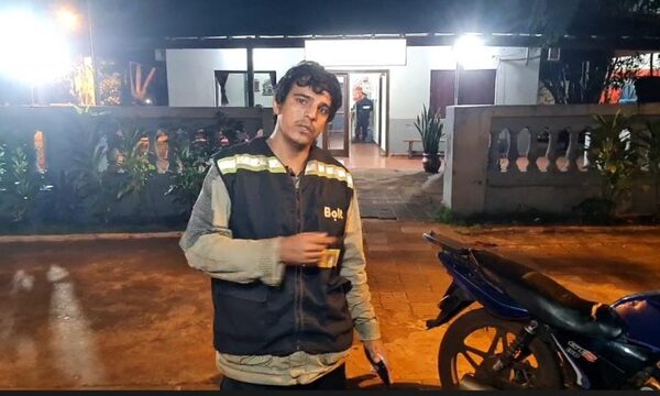 Conductor de moto Bolt fue atropellado y golpeado por cobarde chofer de camioneta