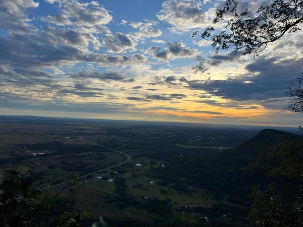 Lunes frío con cielo parcialmente nublado