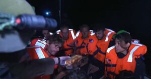 La Nación / Interceptan barco de Greta Thunberg e instan a los pasajeros a regresar