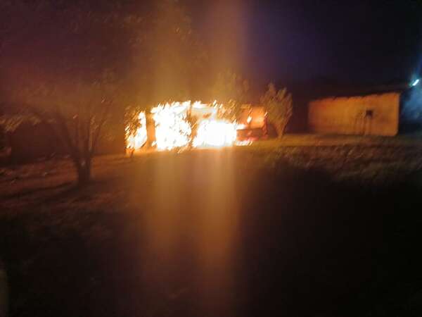 Incendio consume dos viviendas precarias en Zeballos Cué - Policiales - ABC Color