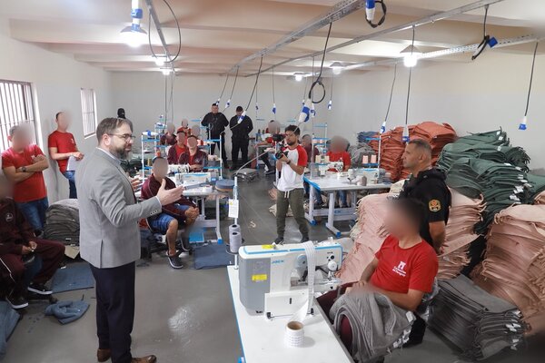 Taller textil en la cárcel de Minga Guazú suma a 20 personas privadas de libertad - La Clave