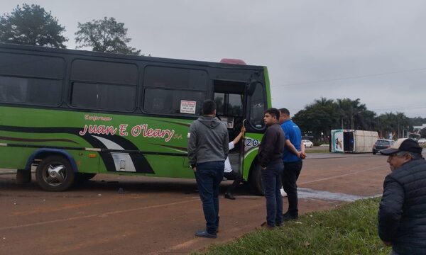Carrera de buses termina en accidente