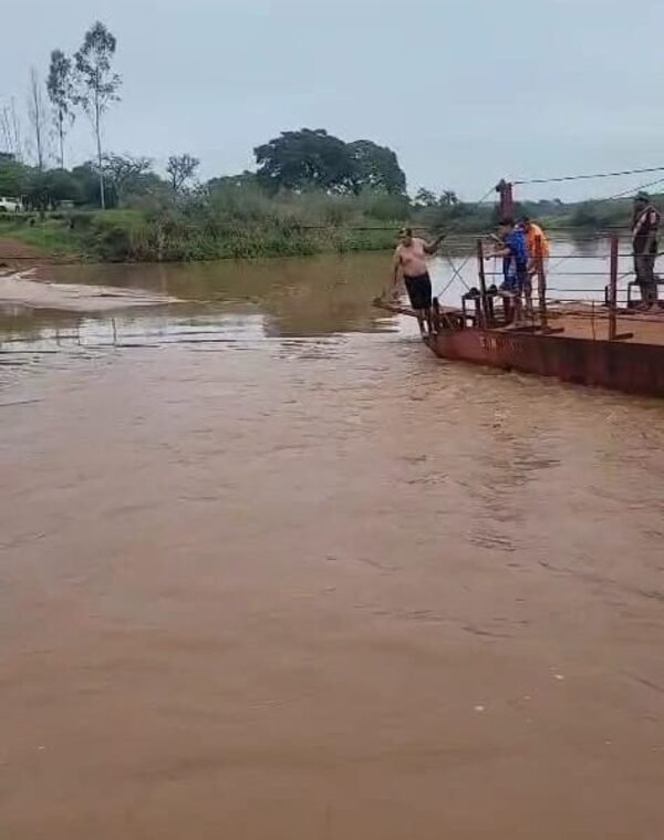 Furgón que llevaba alimentos escolares cae de la balsa al río Monday en Km 24