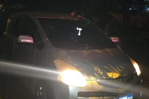 Bandidos en moto roban vehículo a una mujer en asalto, lo vacían y lo abandonan