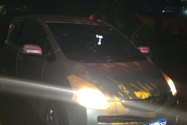 Bandidos en moto roban vehículo a una mujer en asalto, lo vacían y lo abandonan
