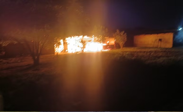 Incendio consume dos viviendas precarias en Zeballos Cué - OviedoPress