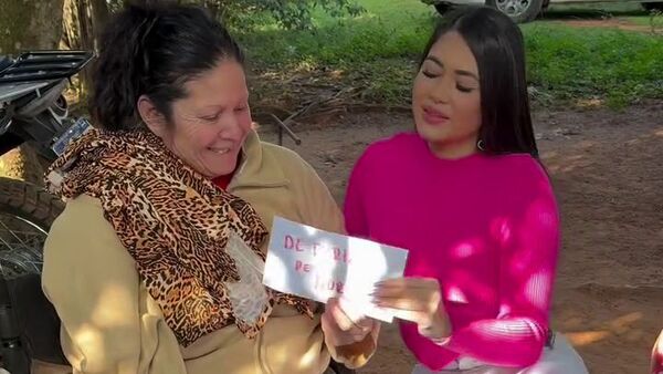 (VIDEO) ¡Laurys Dyva mostró como su gallina “Hortensia” también ya hace donaciones!