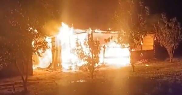 La Nación / Dos viviendas fueron consumidas por el fuego en Zeballos Cue