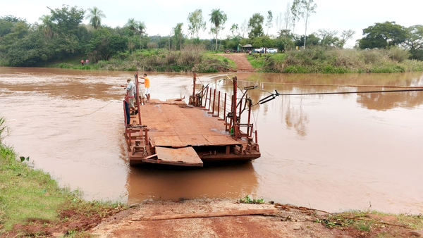 Furgoneta con alimentos escolares cae al río Monday tras falla de precaria balsa - La Clave