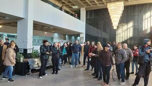 Sin salarios en municipalidad: funcionarios protestan frente a oficina de Nenecho y hubo incidente - Nacionales - ABC Color