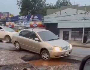 Vehículo casi fue tragado por bache en 4 Mojones - Nacionales - ABC Color
