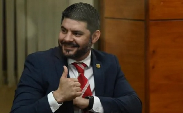 Nenecho se sube el sueldo en plena crisis financiera en la Municipalidad - Noticiero Paraguay