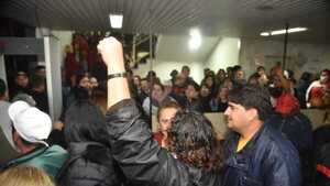 Funcionarios de Asunción protestan frente a oficina de Nenecho en reclamo de sus salarios