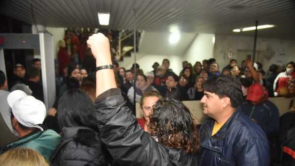 Funcionarios de Asunción protestan frente a oficina de Nenecho en reclamo de sus salarios