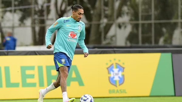 Brasil probó un equipo con cuatro delanteros pensando en Paraguay