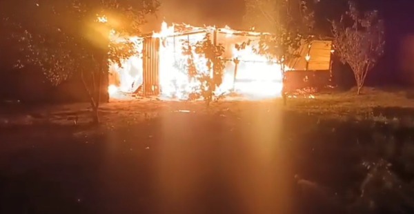 Incendio arrasa con dos precarias viviendas en Zeballos Cué | Unicanal