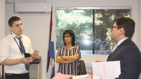 Mafia de pagarés: Ex jueza de Paz se presenta en Fiscalía y se abstiene de declarar