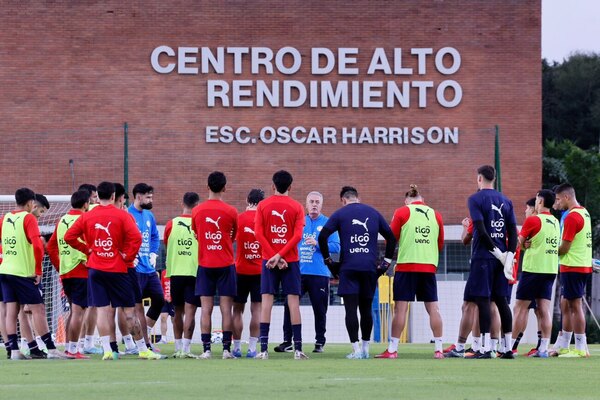 Versus / Gustavo Alfaro tiene listo el once albirrojo para enfrentar a Brasil
