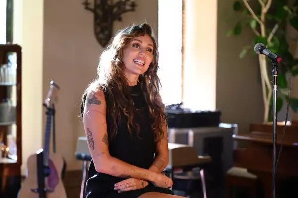 ¡Cantante contó cómo le mentía a su contador para cubrir gastos de “estupefacientos”!