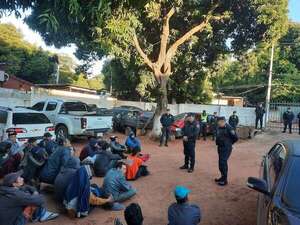 Unos 30 demorados en tempranero operativo en el barrio Pantanal de Lambaré - Policiales - ABC Color