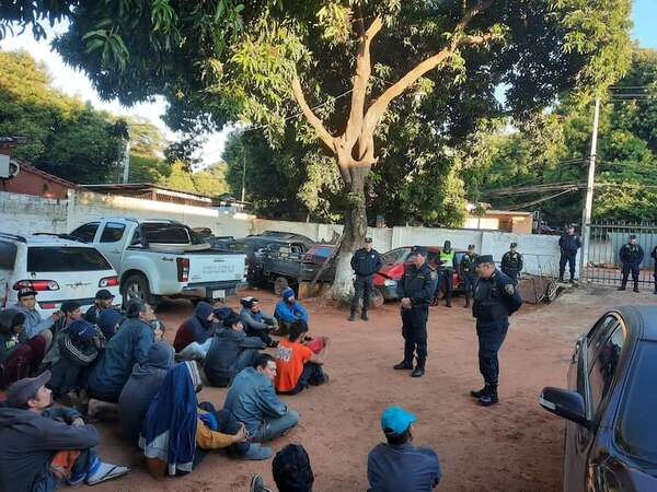 Unos 30 demorados en tempranero operativo en el barrio Pantanal de Lambaré - Policiales - ABC Color