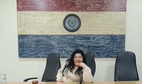 Polémica por video publicitario de abogada en mesa del Tribunal de Sentencia
