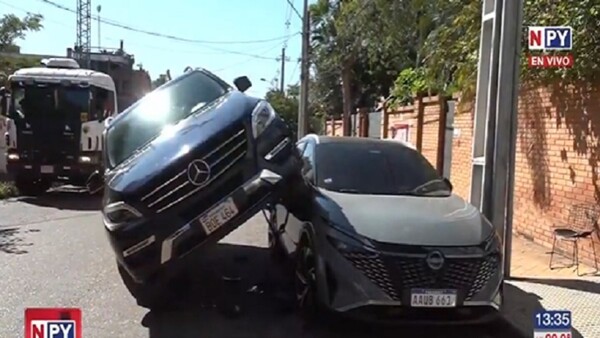 Conductora termina sobre otro auto tras mala maniobra
