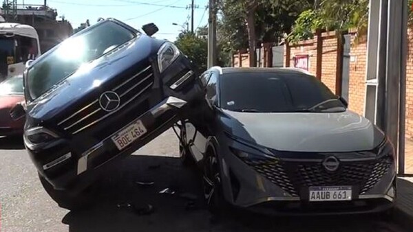 Una camioneta trepa sobre otra que estaba estacionada en Asunción