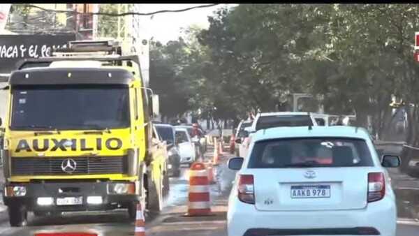 Excesiva demora por trabajos en avenida Mariscal López causa enojo de conductores