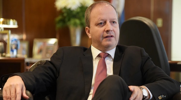 Fernández Valdovinos firma acuerdo con la OCDE