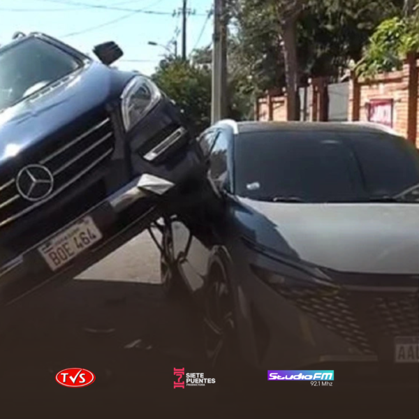 Camioneta trepa sobre otra estacionada en Asunción tras maniobra errónea - «TVS DIGITAL»