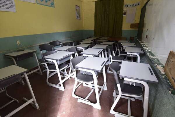 MEC impone modelo de pupitres chinos para futuras licitaciones - Nacionales - ABC Color