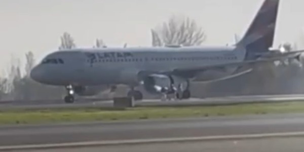 Avión con destino a Asunción cancela despegue por fuego en el motor | Unicanal