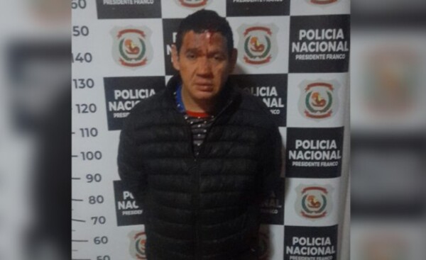 Vecinos reducen a golpes a hombre que apuñaló a joven