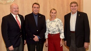 Diplomáticos se despiden con brindis emotivo