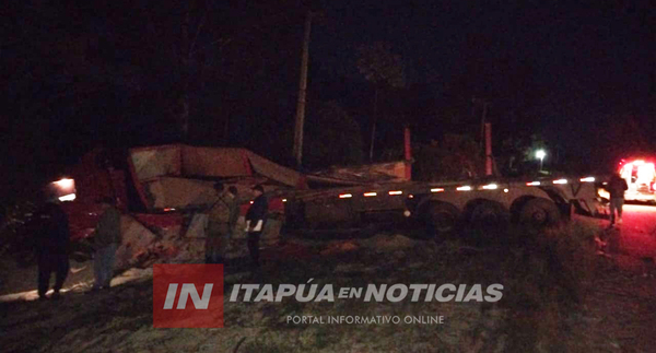 FRAM: CAMIÓN VOLCÓ Y ESPARCIÓ CARGA DE ARROZ EN LA RUTA