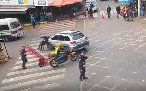 Atropellan a agente de tránsito en pleno microcentro de Ciudad del Este - La Clave