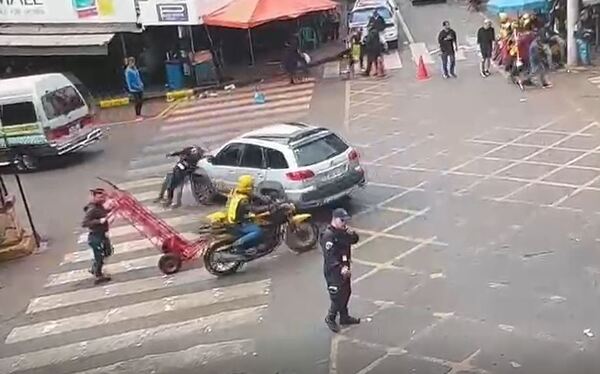 Atropellan a agente de tránsito en pleno microcentro de Ciudad del Este - La Clave