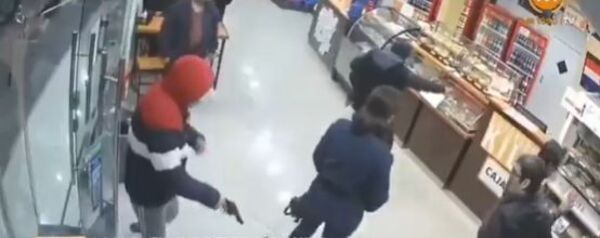 (VIDEO)Delincuentes atacaron y pelaron a clientes de empanadería