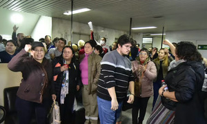 Funcionarios municipales de Asunción esperan cobro atrasado tras movilización - OviedoPress