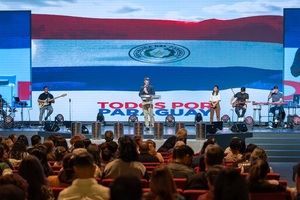 Iglesias evangélicas se unen en vigilia nacional para clamar por Paraguay