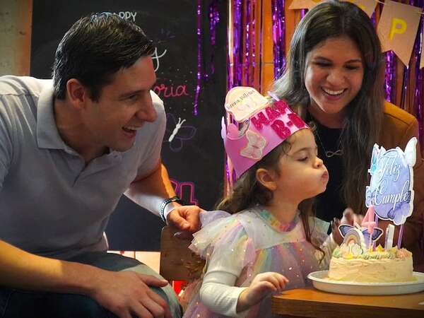 Benjamín Hockin celebra la vida de su princesa Sienna - Gente - ABC Color